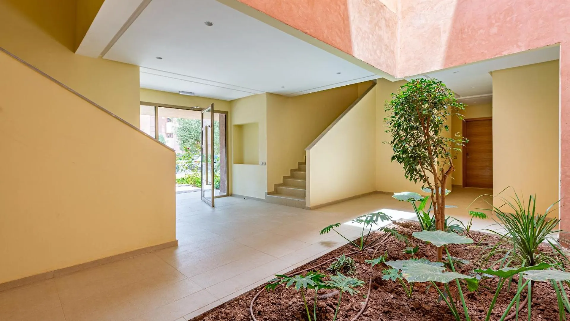 Luxury Garden-Level Apartment With Poolside Serenity Marrakesh