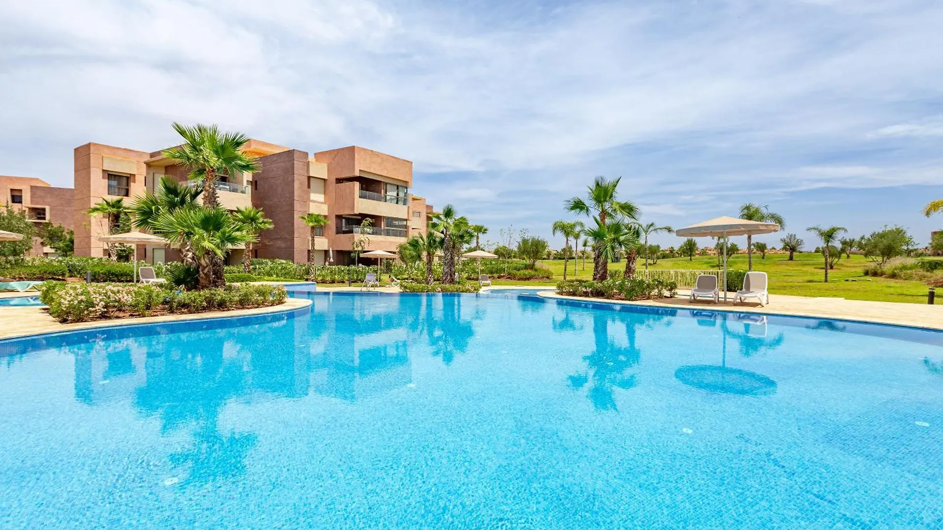 Luxury Garden-Level Apartment With Poolside Serenity Marrakesh