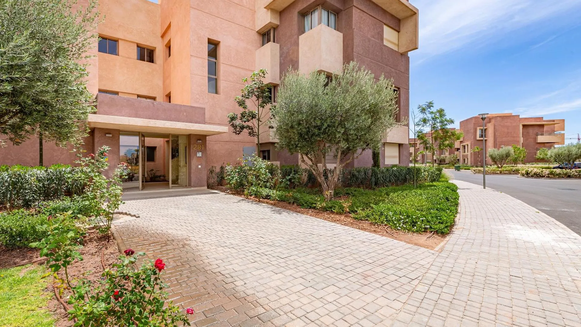 Luxury Garden-Level Apartment With Poolside Serenity Marrakesh